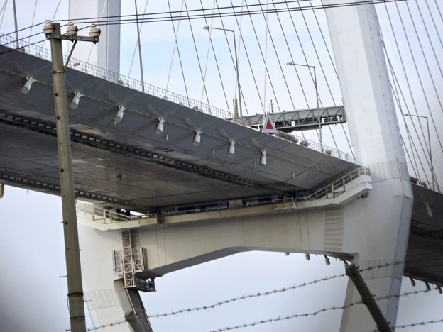 写真: 金城ふ頭から見上げた名港中央大橋 - 2