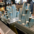写真: オープン1ヶ月後でも大勢の人で賑わう「IKEA長久手」 - 81：2階にあるカフェ（ドリンクバー用の紙コップ）