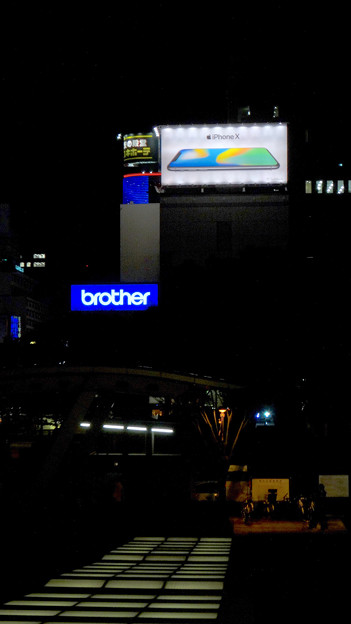 久屋大通沿いの目立つ「iPhone X」の広告（夜） - 3