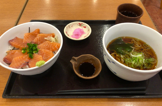 写真: いなせ庵のサーモン丼とソバ