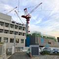写真: 建設工事中の小牧市民病院の新しい建物（2018年4月26日） - 1：巨大クレーン