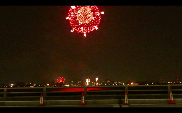 写真: 潮見埠頭に架かる橋の上から見た名古屋みなと祭の花火 - 47