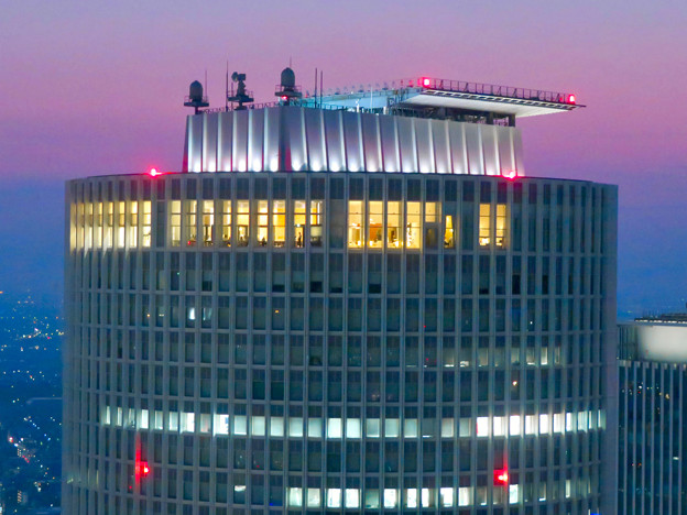 ミッドランドスクエア「スカイプロムナード」から見たセントラルタワーズ頭頂部 - 2
