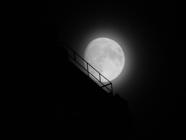 写真: スパイラルタワーズの隙間に見えた月（2018年9月22日） - 2