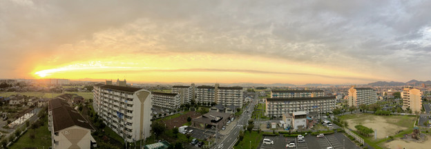 写真: 夕日に向かってまっすぐ伸びていた雲 - 2