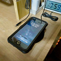 AnkerのQi充電器「PowerPort Wireless 5 Pad」 - 8：iPhone充電中