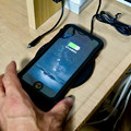 AnkerのQi充電器「PowerPort Wireless 5 Pad」 - 10：iPhone充電中