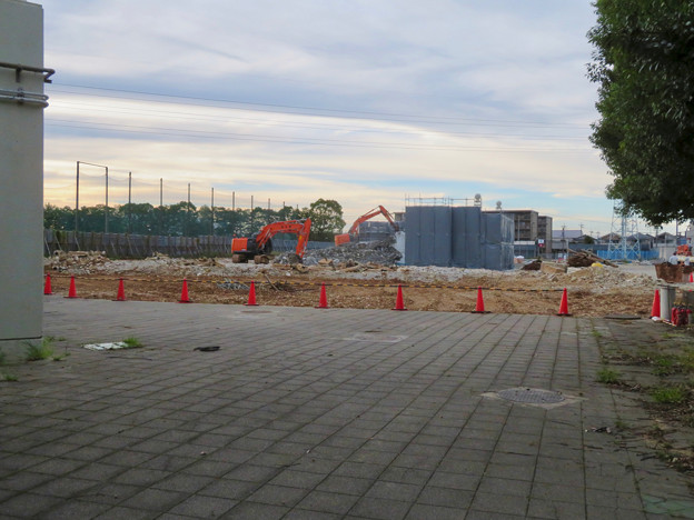 写真: 解体工事中の朝宮公園のプール - 1