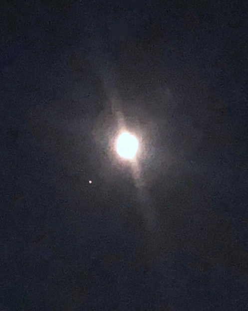 iPhone 8で撮った、並んで輝く月と火星 - 1