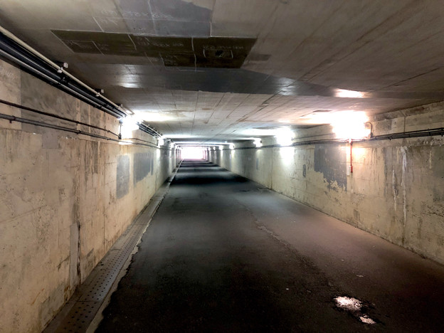 写真: JR中央線下を通る狭い車道 - 4