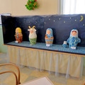 写真: お菓子の城 No - 53：1階の休憩スペースの展示物（マトリョーシカを模した毛糸で作った人形？）