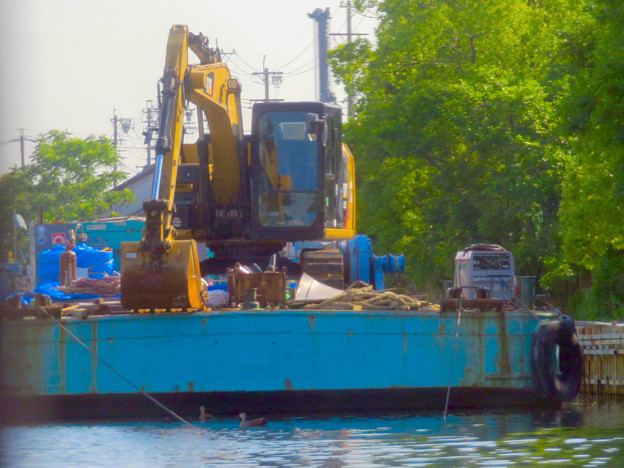 写真: クルーズ名古屋（2019年5月）No - 14：ショベルカーが積まれた工事用の船