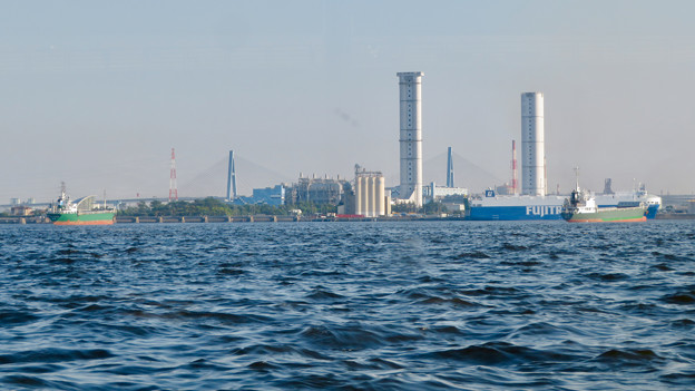 クルーズ名古屋（2019年5月）No - 161：船内から見たブルーボネットと名港東大橋と新名古屋火力発電所の塔