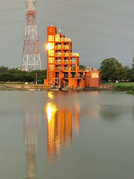 写真: 夕日が当たっていた落合公園 水の塔 - 1