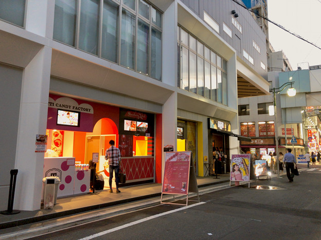 写真: 大須中公設市場跡地にオープンしたばかりの商業施設「マルチナボックス」 - 13：1階の路地沿いの飲食店