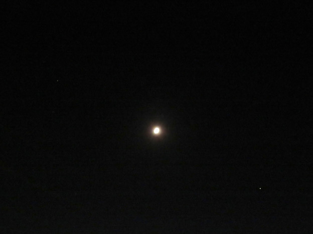 月を挟んで対峙するかのように輝いてた木星と土星（2019年9月7日） - 1