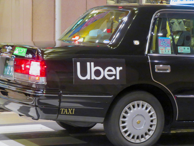 写真: フジタクシーグループのタクシーに社会的有害企業「Uber」の文字 - 2