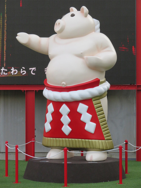 大須矢場とん横に豚のマスコット像と放送中のアニメ表示 - 3