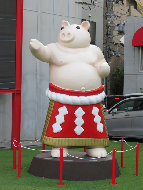 大須矢場とん横に豚のマスコット像と放送中のアニメ表示 - 5