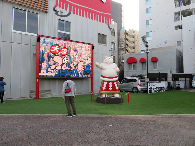 大須矢場とん横に豚のマスコット像と放送中のアニメ表示 - 6
