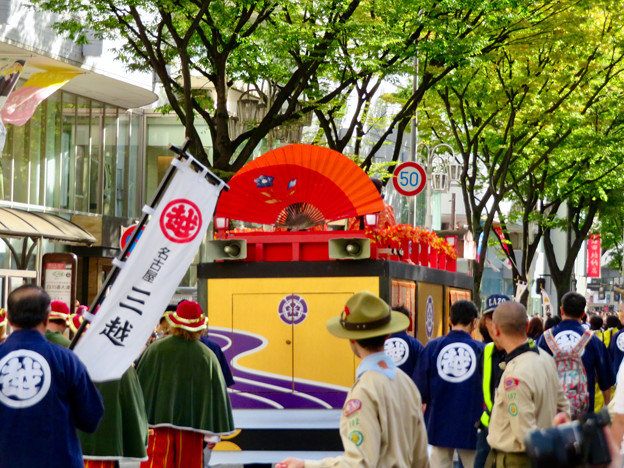 写真: 名古屋まつり 2019：濃姫の乗るフラワーカー上に巨大な赤い扇子 - 2