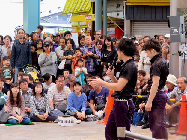 写真: 大須大道町人祭 2019：今回一番盛り上がってた兄弟ジャグラー「桔梗ブラザーズ」のパフォーマンス - 2
