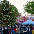 写真: 名古屋クリスマスマーケット 2019 No - 5：クリスマスツリーと来場していた大勢の人たち