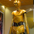 微妙に似てない…。スターウォーズ新作PRで「C3PO」になったナナちゃん人形 - 8