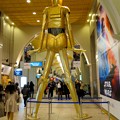 微妙に似てない…。スターウォーズ新作PRで「C3PO」になったナナちゃん人形 - 13