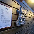 写真: 犬山城下町に新たに整備されてた「本丸スクエア」- 10：通路の壁の三州鬼瓦