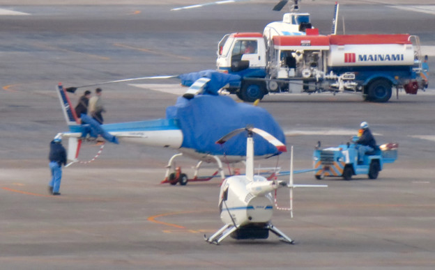 県営名古屋空港：移動中のカバーがかったヘリコプター