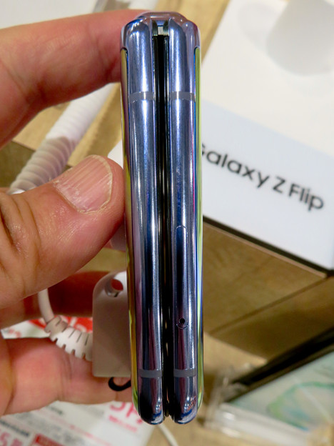 Galaxy Z Flip No - 3：折り畳み時