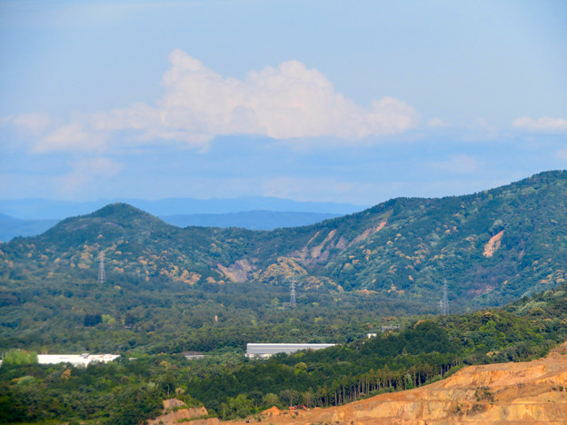 写真: 本宮山頂上手前の雨宮社から見た景色 - 14：多治見方面の山