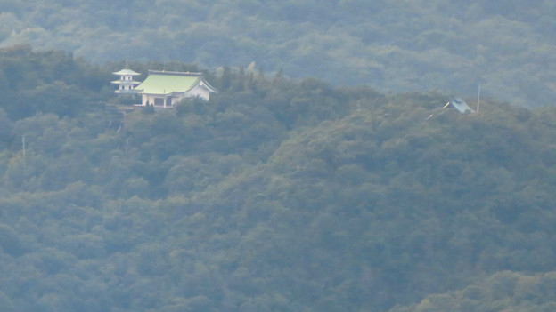 写真: 弥勒山山頂から見た景色 - 6：多治見方面？の山頂にある寺