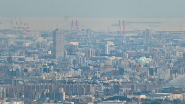 弥勒山山頂から見た景色 - 10：名港西大橋と名古屋港に浮かぶ船