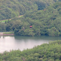 写真: 弥勒山中伏の休憩所から見た築水池沿いの「築水の家」 - 1