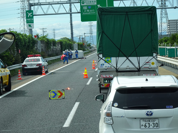 写真: 東名高速 小牧JCT〜小牧インター間で起きていたワゴン車の横転事故（2020年9月） - 2