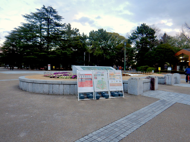 写真: 鶴舞公園入り口に置かれた緊急事態宣言の看板 - 1
