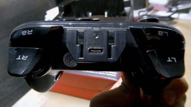 GameSir T4 Pro - 10：本体側面（USB-Cコネクタ）