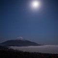写真: 夜の秋富士