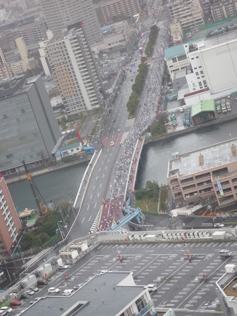 写真: 東京マラソン（上から）