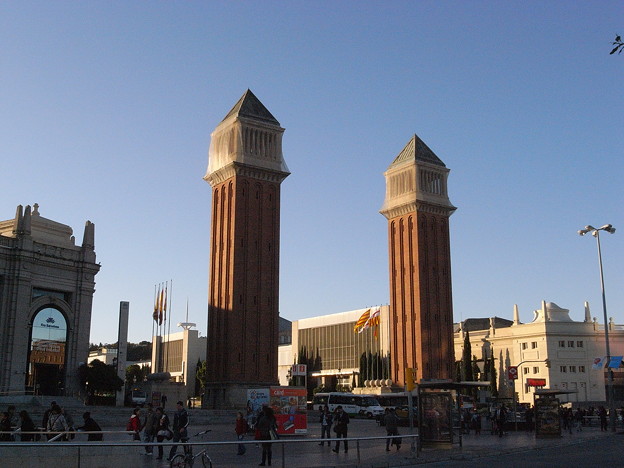 写真: エスパーニャ駅を上がったところの広場の上の青空