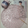 写真: 桜の蕾模様 エレガンスベスト　編みかけ