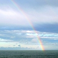 水平線から虹が・・