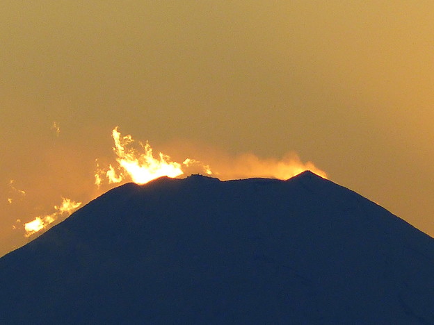 写真: 燃える富士山