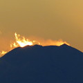 写真: 燃える富士山