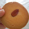 写真: アーモンド入り付きのクッキー