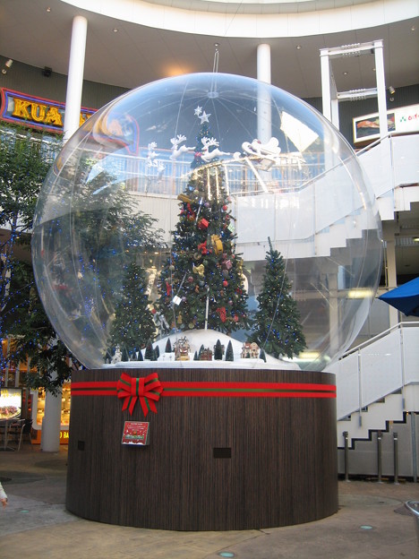 写真: 〜"ヒカリのTOY WORLD" シンボル装飾『Snowdome』〜