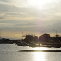 写真: 小さな漁港の夕暮れ