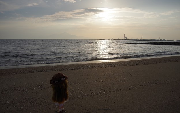 写真: 浜辺に佇む少女